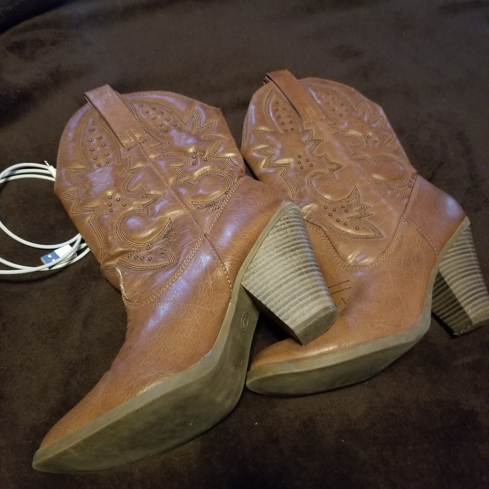 Cowgirl boots worn 2xs